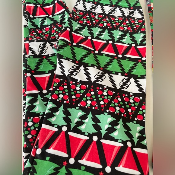 No Boundaries Christmas Holiday-Themed Red and Green Juniors Leggings Set of 2 - Picture 10 of 12